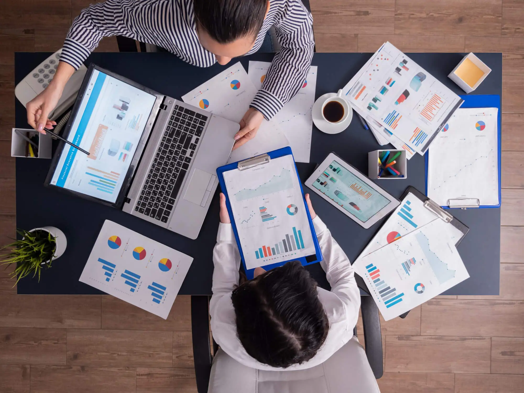 Equipo de marketing digital trabajando y analizando datos